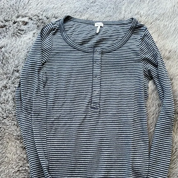 Splendid Striped Henley

Grey + navy waffle fabric with snaps - Picture 4 of 4